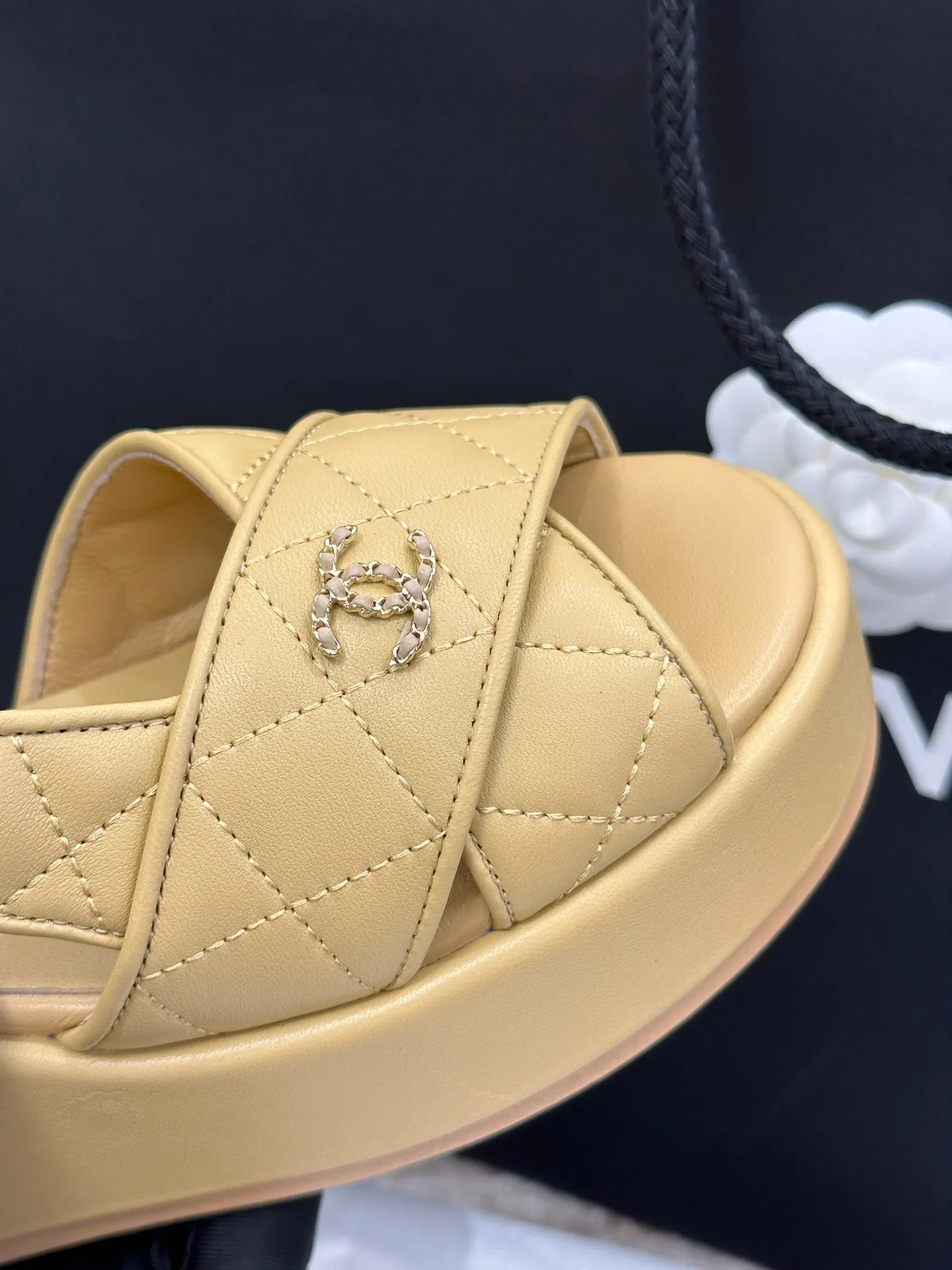 👟👟Ex-factory price 480👟👟 CHANEL C Jia Xiaoxiang 23ss new wedge heel open toe high heel sandals. Top counter quality. The moment you put it on your feet, it is still super stunning. 🔥All materials are customized according to the original version! Upper: imported first-layer calfskin/imported fragrant cloth/ lining: imported sheepskin, foot pad: sheepskin sole: outsole imported from Italy Size number: 34-40